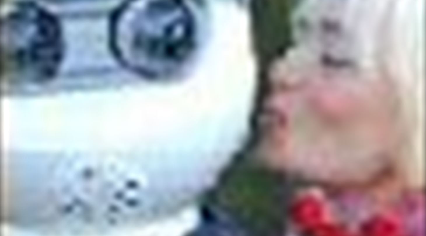 Billede af ung kvinde, der kysser en robot